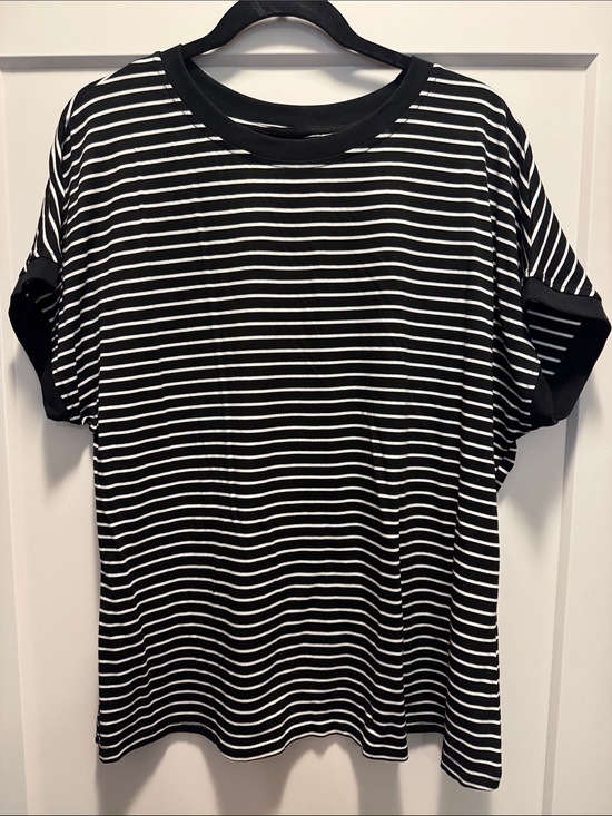 Dokotoo Tops - 🆕 Dokotoo Black & White Striped Viscose Women’s Short Sleeve Tee. XL. NWT!🔥🖤